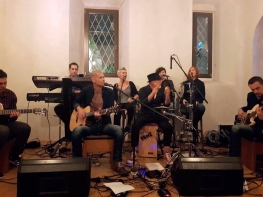 playing halfplugged 2.jpg